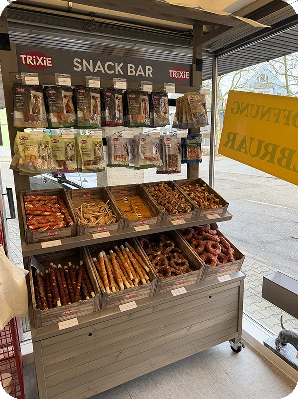 Große Auswahl an Hundesnacks und Kauartikeln – frisch und übersichtlich präsentiert im Fachgeschäft.