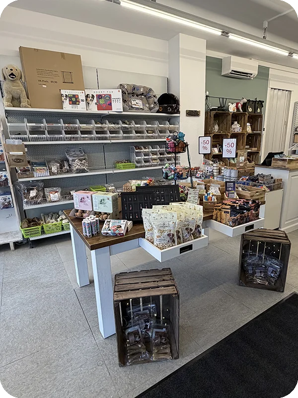 Liebevoll gestaltete Verkaufsfläche mit Snacks, Zubehör und ausgewählten Produkten für Hunde und Katzen.