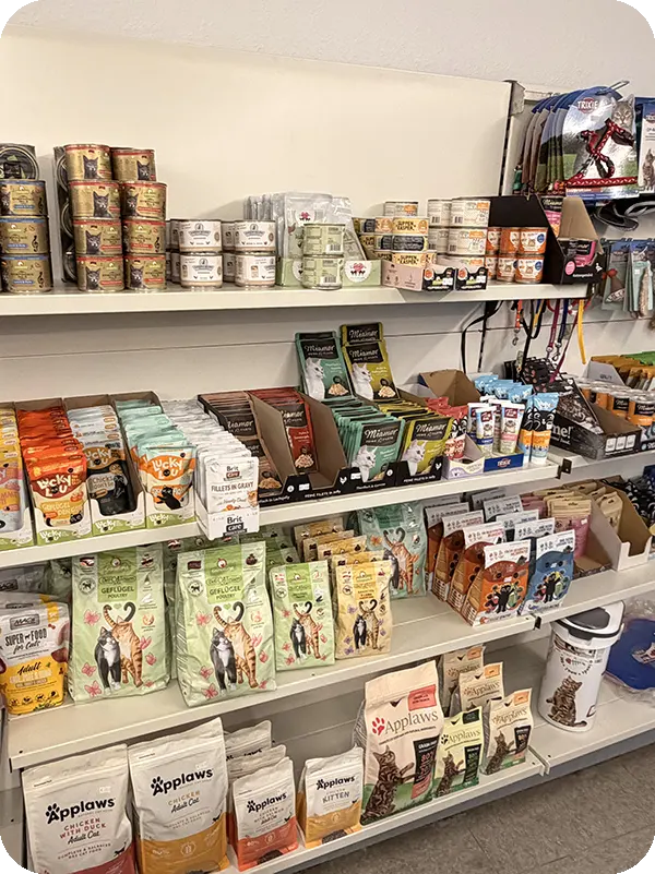 Hochwertige Markenprodukte für Hunde und Katzen – übersichtlich präsentiert im Fachhandel.