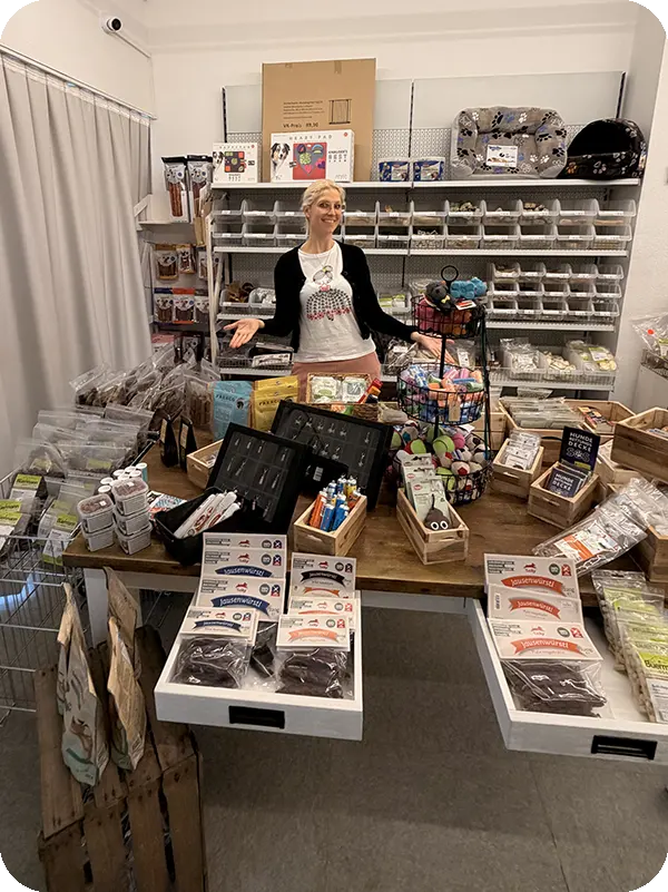 Persönliche Beratung im Tierfachgeschäft – mit großer Auswahl an Snacks und Zubehör.