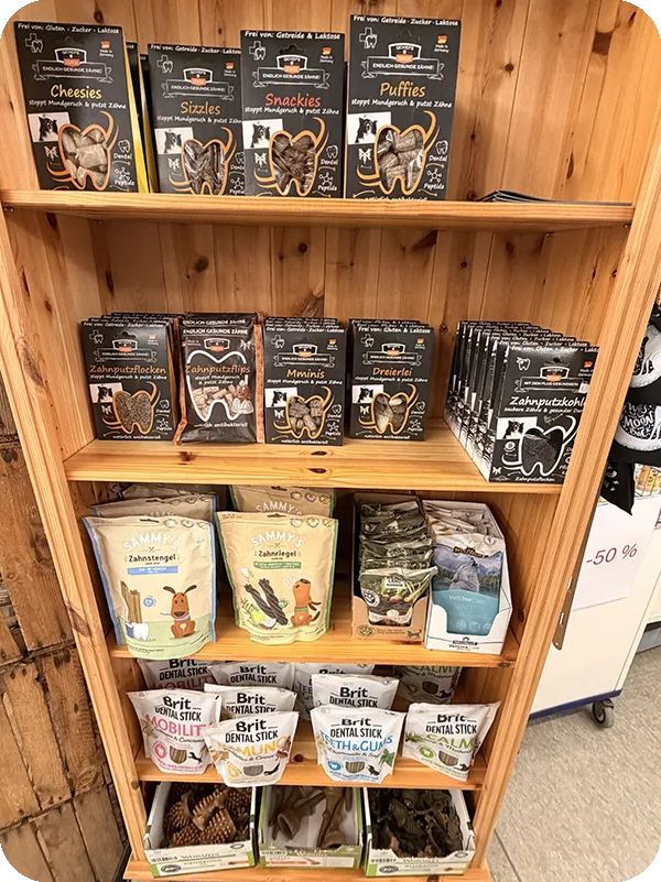 Natürliche Kauartikel und Snacks für Hunde – liebevoll im Regal präsentiert.